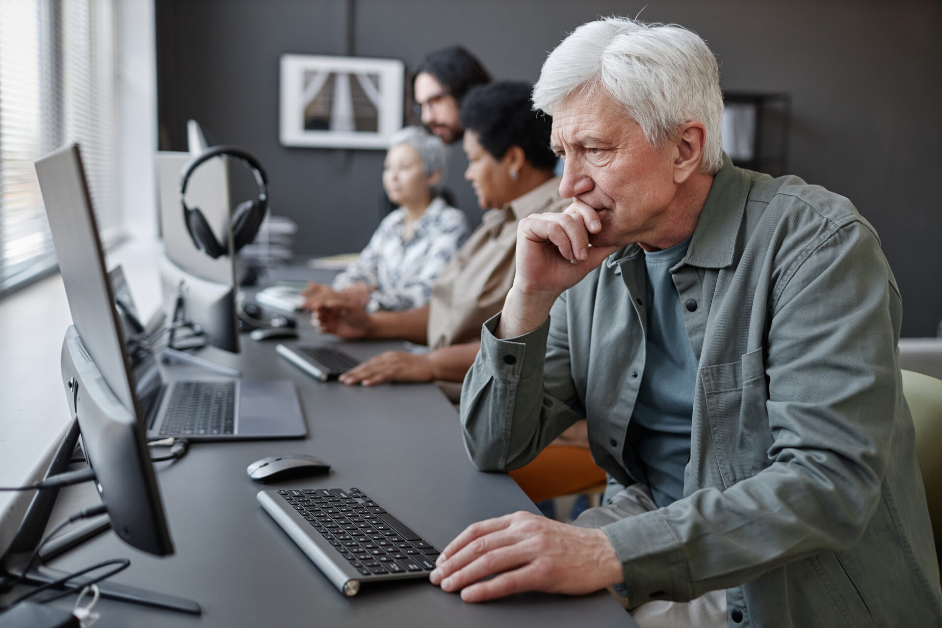 Adulto mayor usando la plataforma de gestión comunal en una computadora